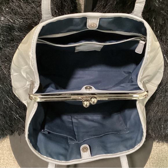 Coach kisslock shoulder bag in gray canvas monogram with silver hardware - Picture 7 of 9